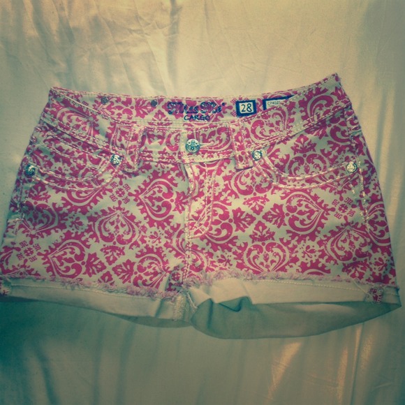 🔴SOLD🔴Red patterned Miss Me shorts!!