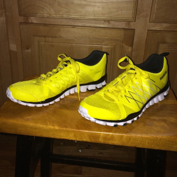 NEW MENS REEBOK YELLOW RUNNING SHOES 9.5