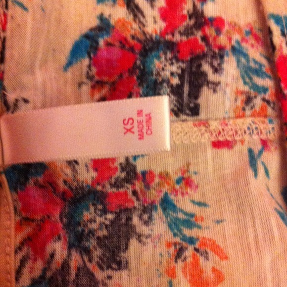 FLOWER SHIRT W/ SHOULDER SLITS - Picture 2 of 2