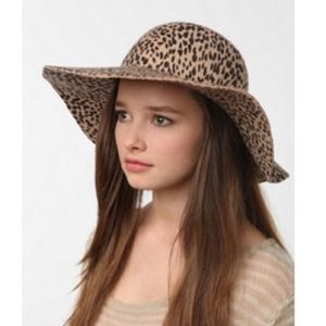 Urban Outfitters Accessories - 🎉HOST PICK🎉 Leopard felt hat Urban Outfitters Accessories - 🎉HOST PICK🎉 Leopard felt hat