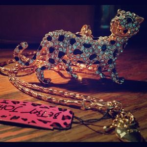 💋💃BETSEY JOHNSON COUGAR NECKLACE💋💃🐆