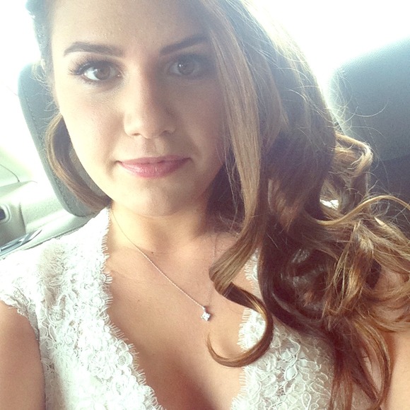 Meet the girl behind the clothes !