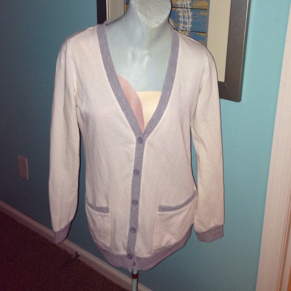 Sweaters - Creme cardigan