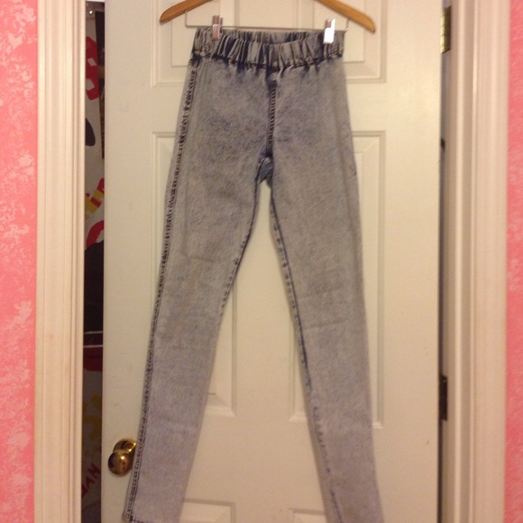 H&m high waist acid wash jeans. Super cute.