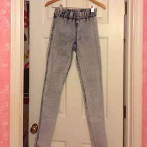 H&m high waist acid wash jeans. Super cute.