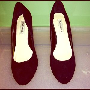 * Steve Madden Black Suede Pump*