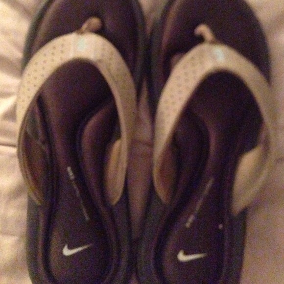 💢Reduced💢New Nike flip flop in beige