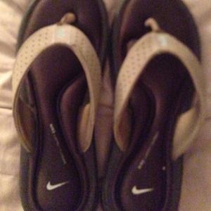 💢Reduced💢New Nike flip flop in beige