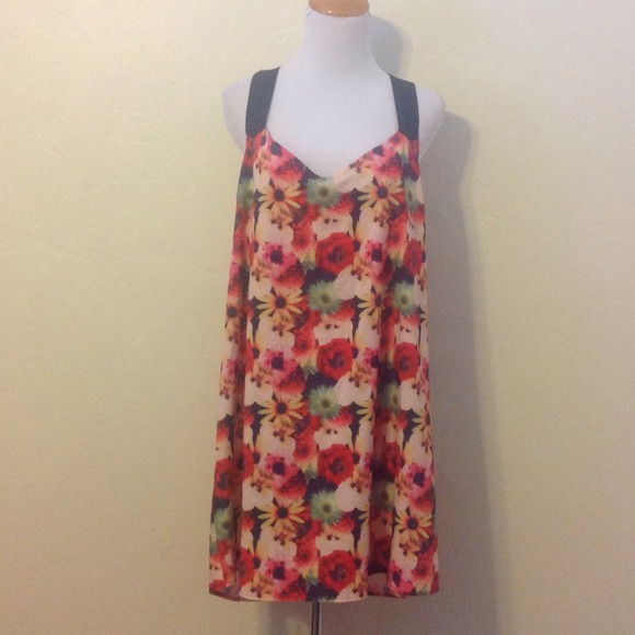 Topshop Dresses & Skirts - Digital floral dress