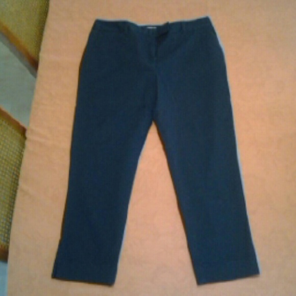 Navy blue vineyard vines capris. Super cute!