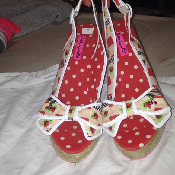 Betseyville heels size 9