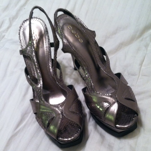 Bebe pewter dark silver snake leather heels 9