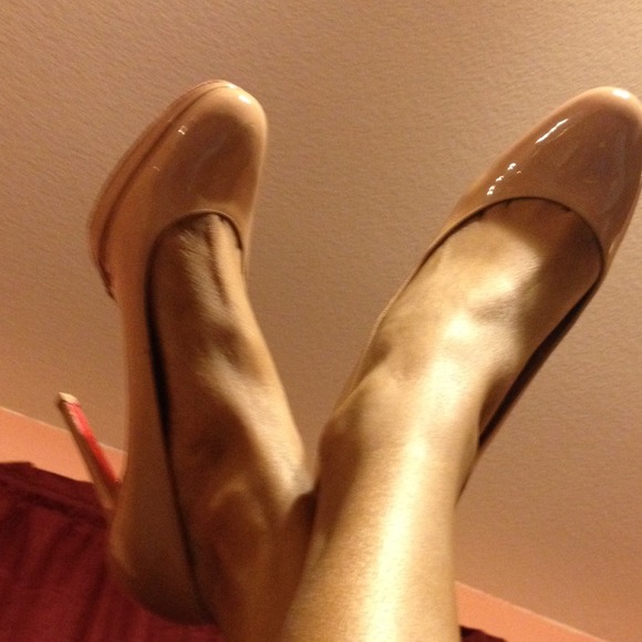 ⛔️SOLD⛔️ Nude Christian Louboutin 37.5