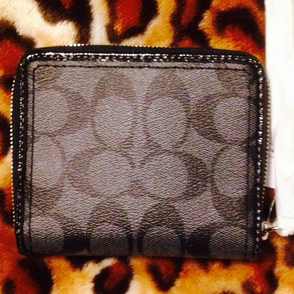 100% Authentic Med Coach Wallet - Picture 2 of 3