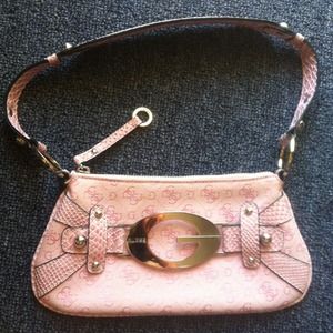 ❌SOLD❌ 🎀 GUESS purse 👛💋Valentine's Day choice!