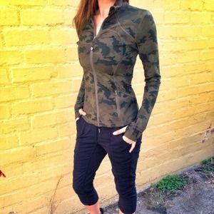 ⛔️SOLD⛔️ Lululemon Camo Fatigue Forme Jacket