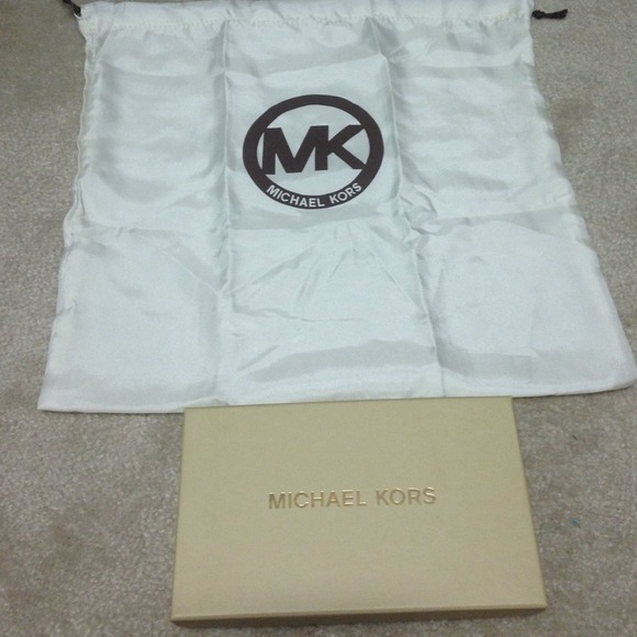 Authentic  Michael kors