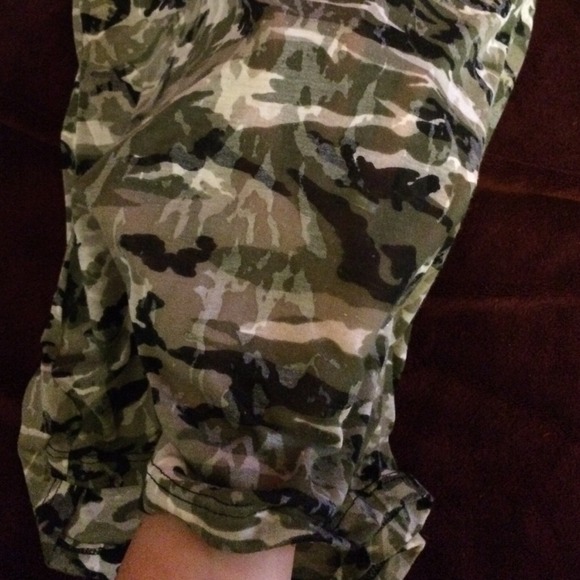 ✨Camo Top✨ - Picture 2 of 4