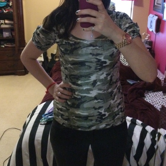 ✨Camo Top✨ - Picture 3 of 4