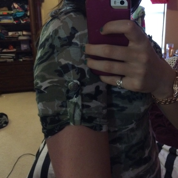 ✨Camo Top✨ - Picture 4 of 4