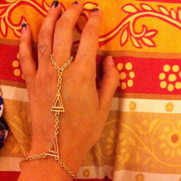 ⚠️⚠️TRIANGLE HAND CHAIN⚠️⚠️ - Picture 2 of 2