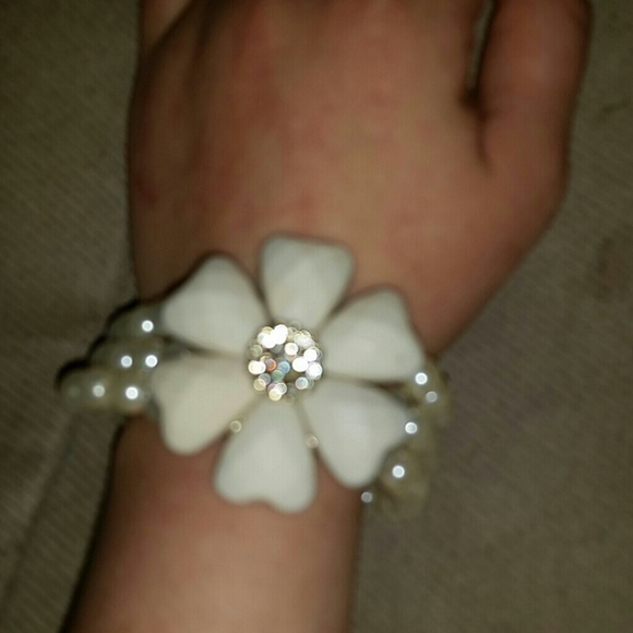 White faux pearl bracelet
