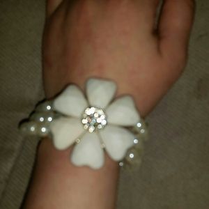 White faux pearl bracelet