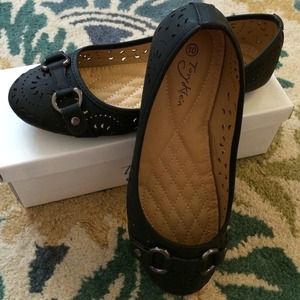 Black cutout strap flat