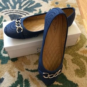 Royal blue cutout link flat