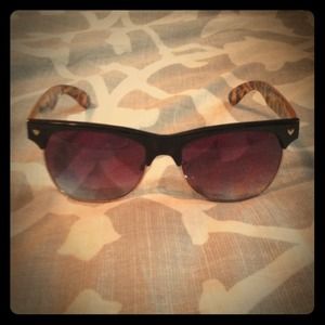 Black and leopard print sunglasses 😎