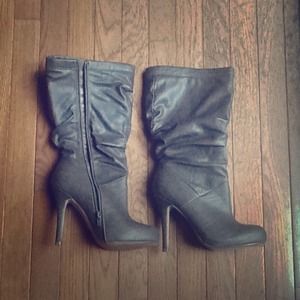 REDUCED! Slouchy gray heeled stiletto boot