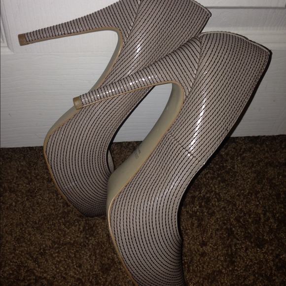 Colin Stuart Pumps - Picture 3 of 4