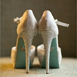 Blue by Betsey Johnson Women's Veil Pump