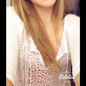 Adorable hollister detailed white top