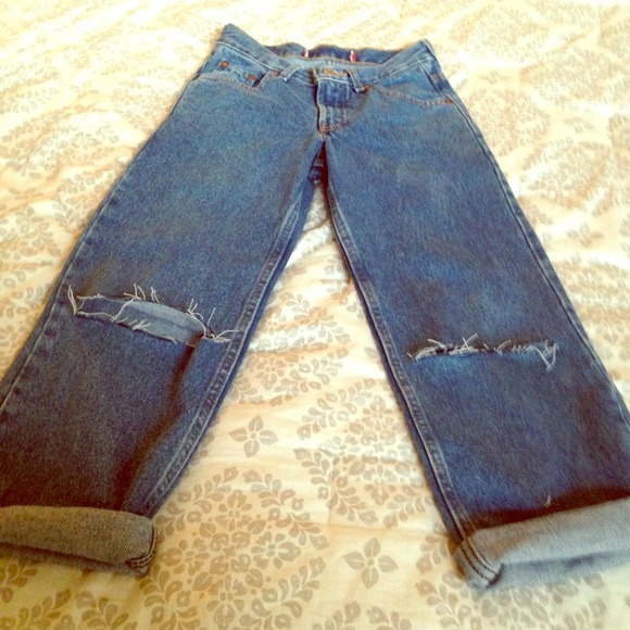 Adorable cut at the knee boyfriend jeans