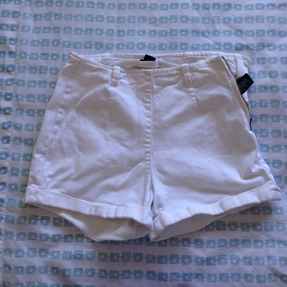 Traded White high waist shorts
