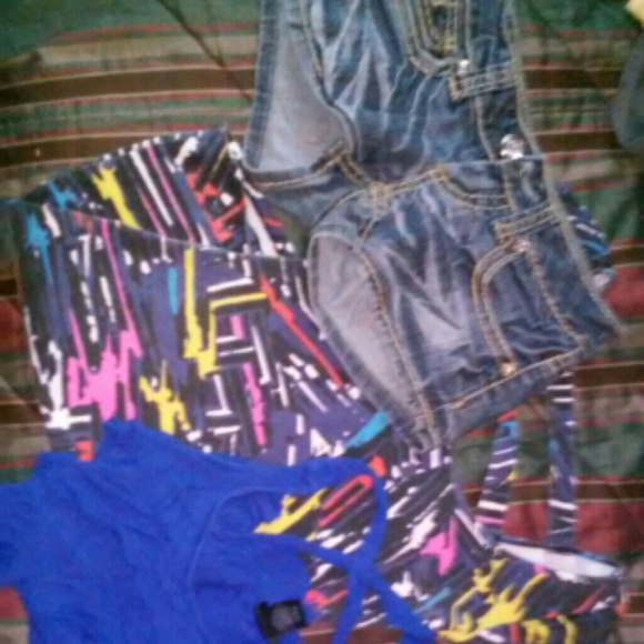 Clothes bundle! Free girft with each bundle - Picture 1 of 1