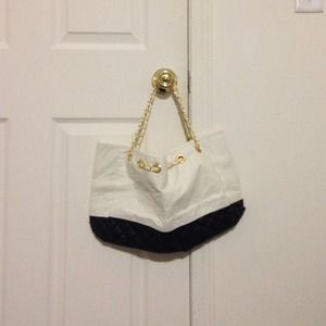 Reposh! Black and white bag