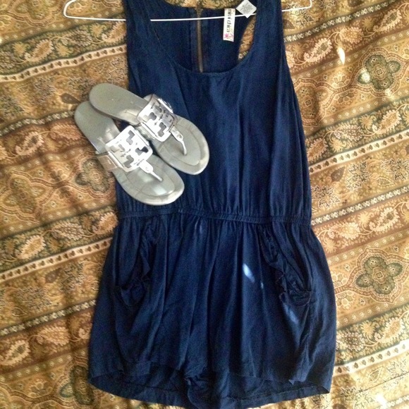 🔴SOLD🔴Navy Ruffle Pocket Racerback Romper - Picture 2 of 4