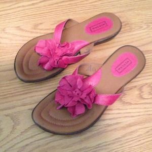 Pink sandals with flower detail
