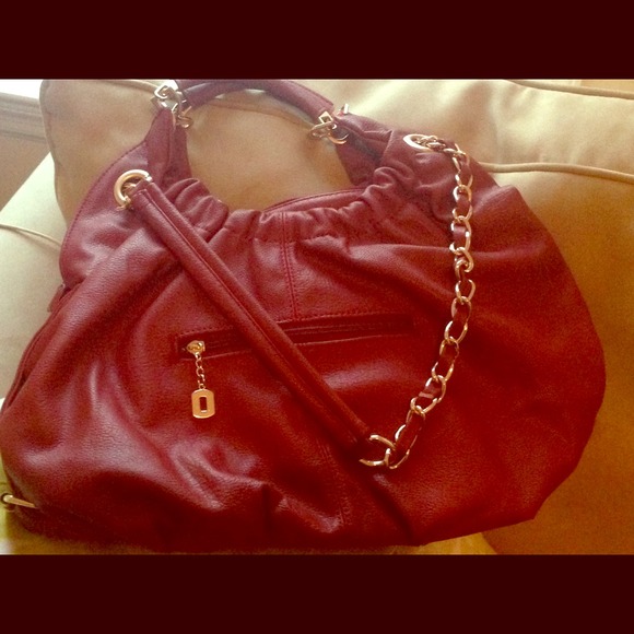 Berry colored handbag leather like, Gold hardware