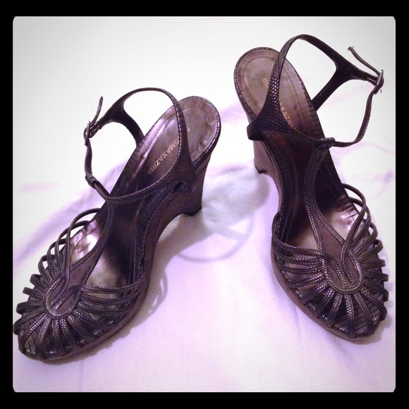 BCBG Max Azaria gray/silver wedges