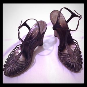 BCBG Max Azaria gray/silver wedges