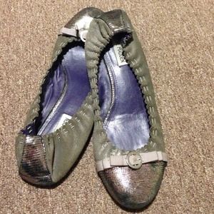 Steve Madden grey flats
