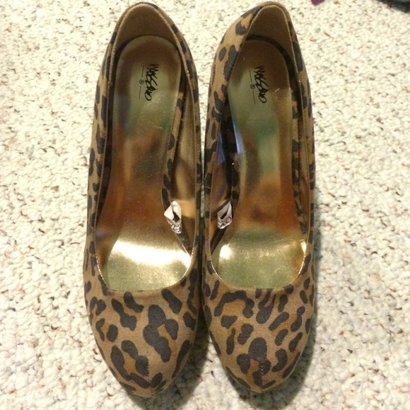 NWOT Cheetah heels