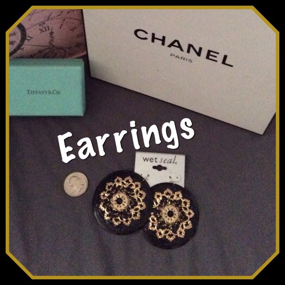 🎁 Black and gold earrings