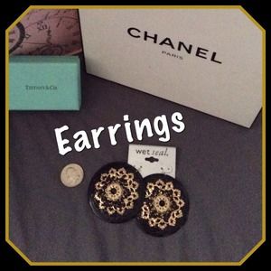 🎁 Black and gold earrings