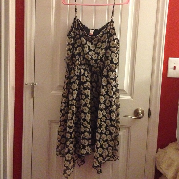 Spaghetti strap flowy daisy dress, super cute!