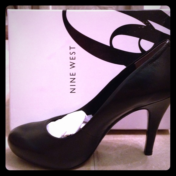 Size 10 M Nine West black heels