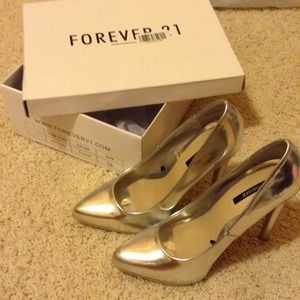 Brand new forever 21 silver pump